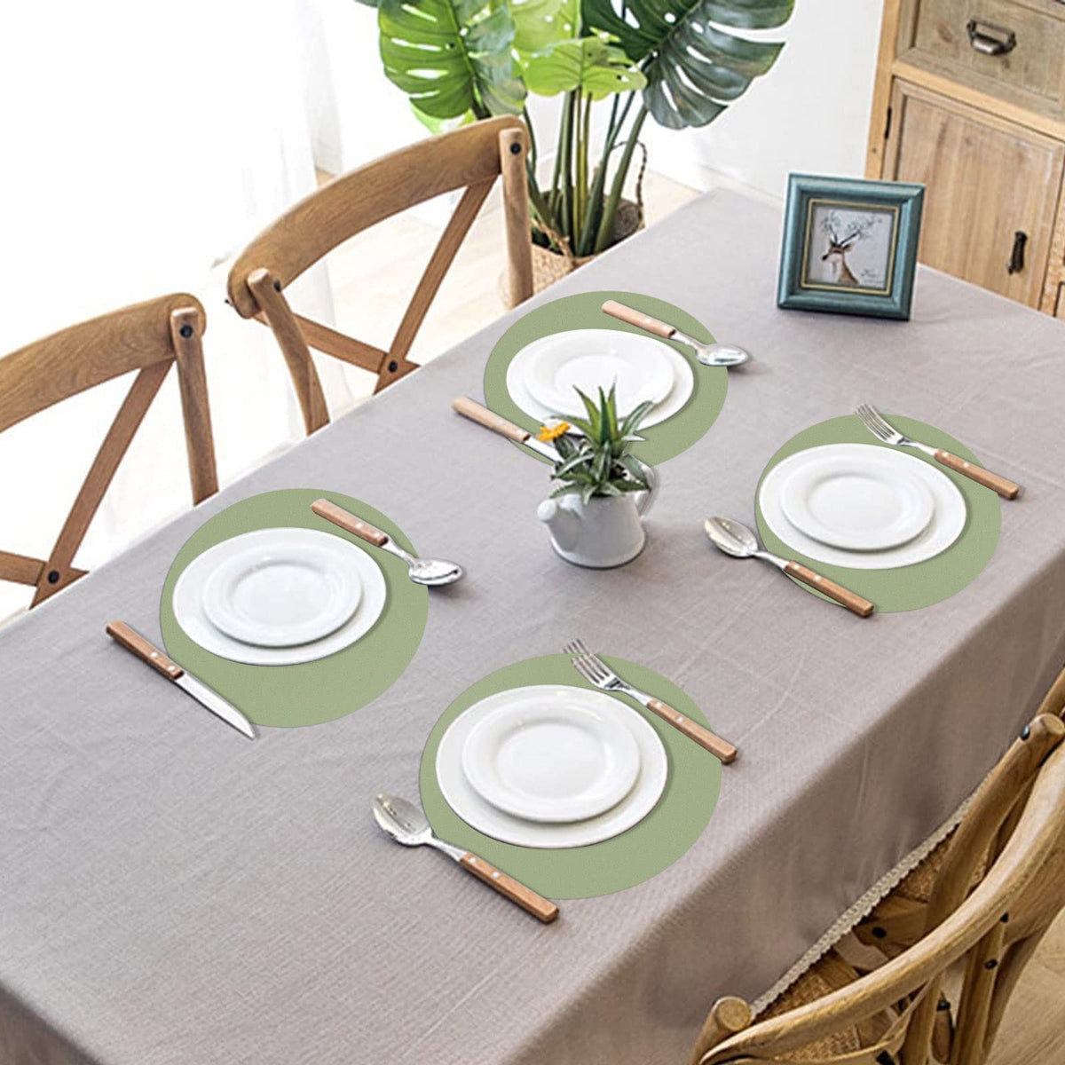 Datyiiha mats suited for cafes and hotels, brightening tables and simplifying cleanup.