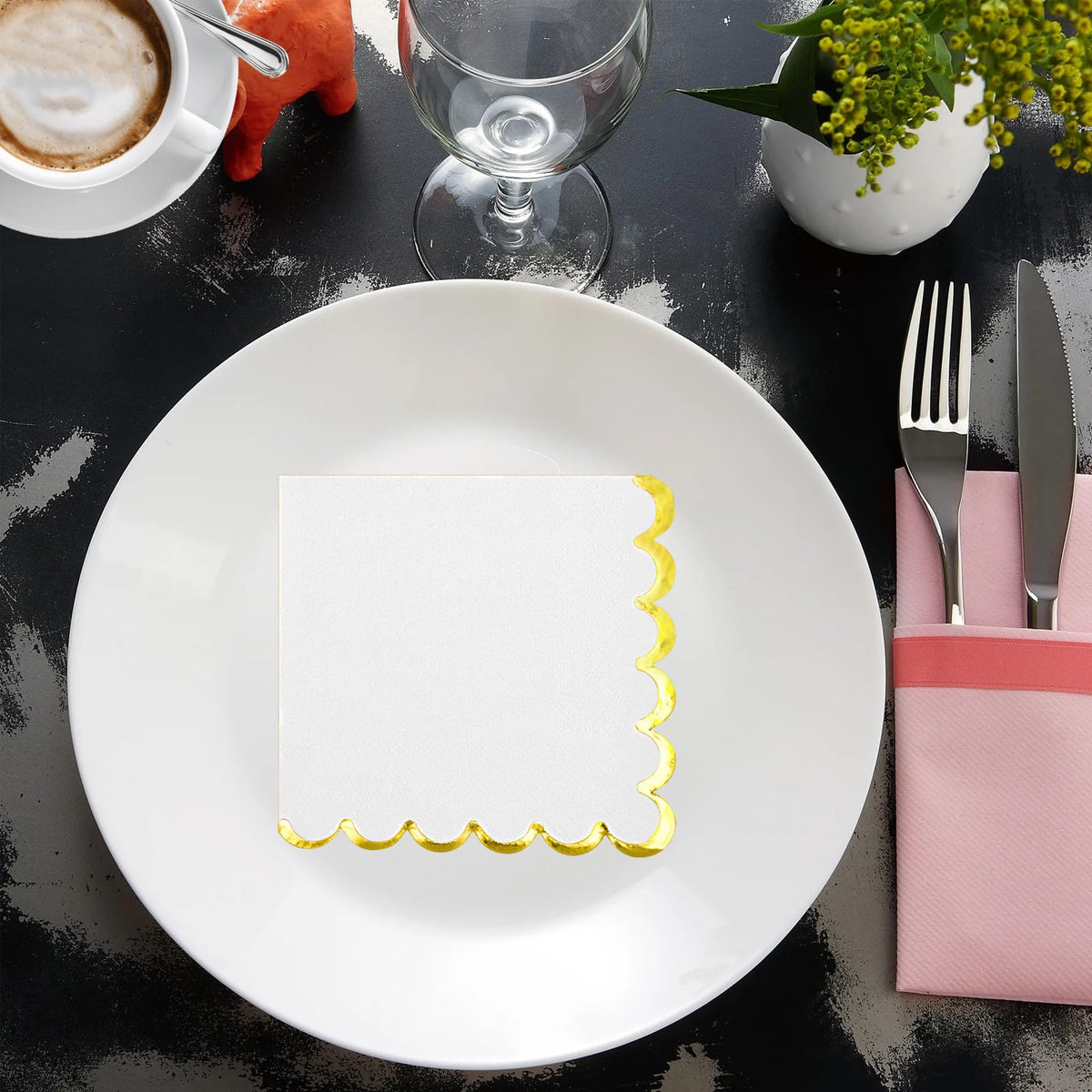 Datyiiha thick, absorbent paper napkins for quick hand drying.