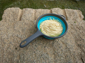 ddLUCK two-quart capacity supports draining pasta vegetables and salads without mess.