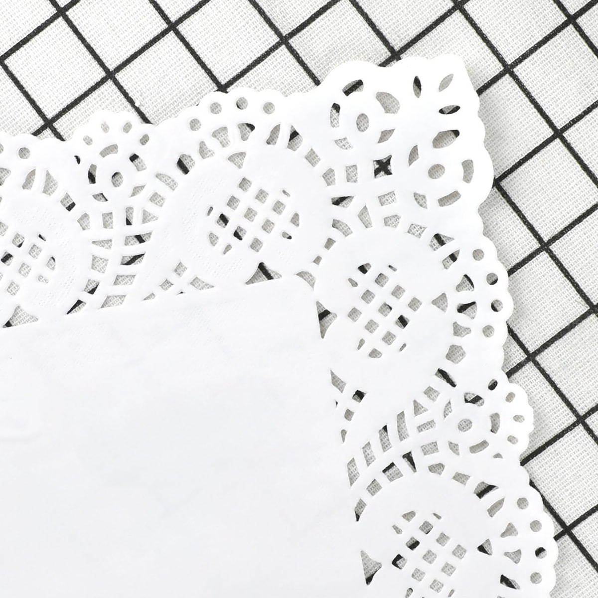 DECORA oil-absorbent doilies keep plates clean during serving