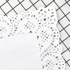 DECORA oil-absorbent doilies keep plates clean during serving