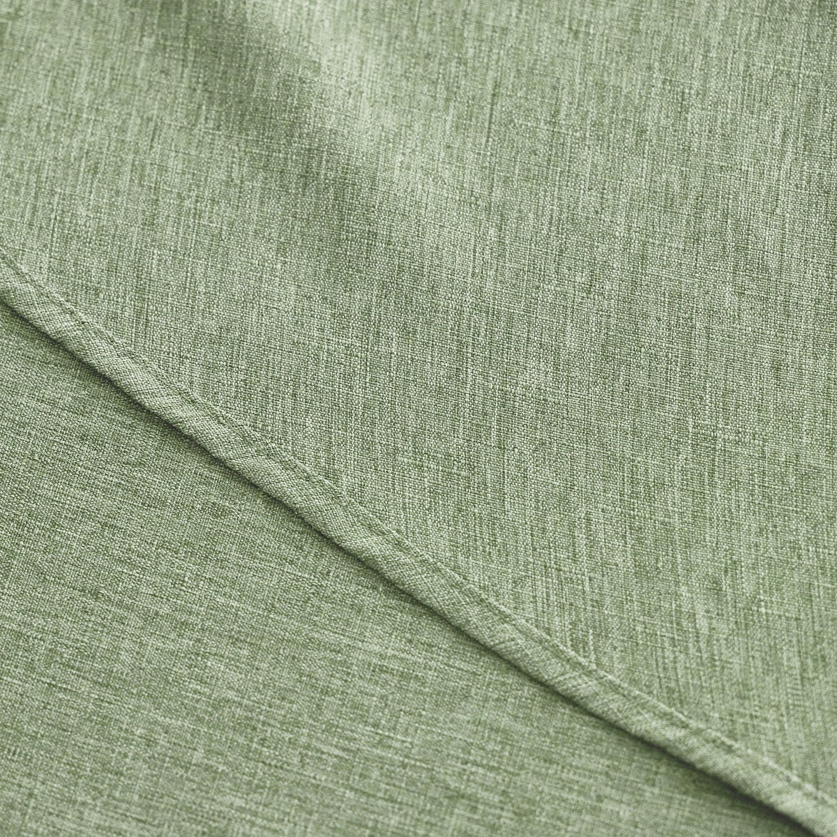 Decorelia easy care tablecloth cleaned with a damp cloth