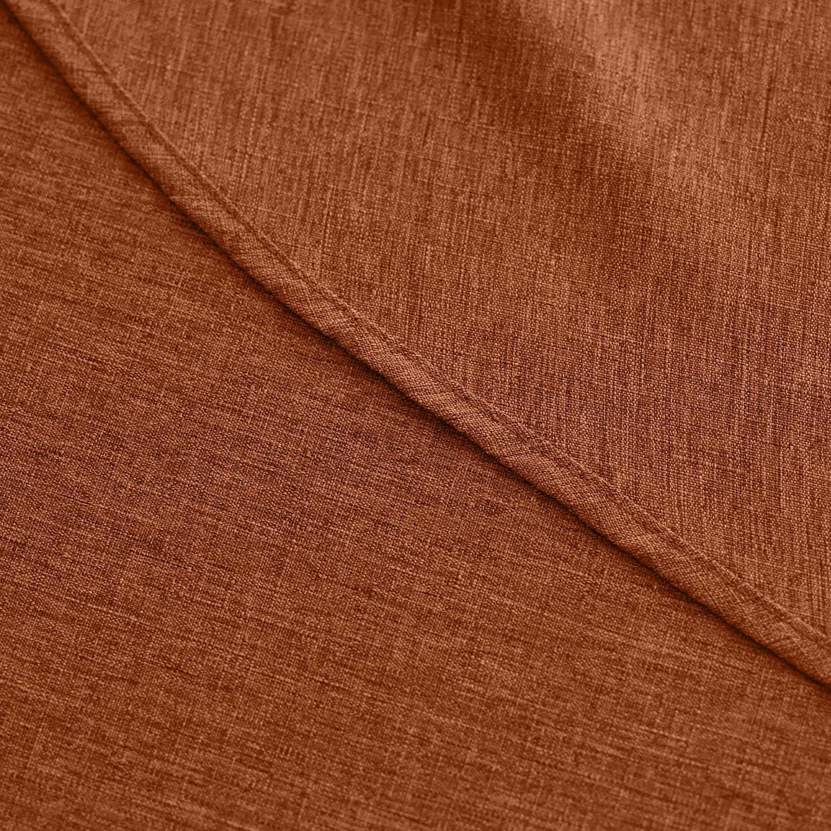 Decorelia wrinkle-resistant tablecloth maintains neat appearance
