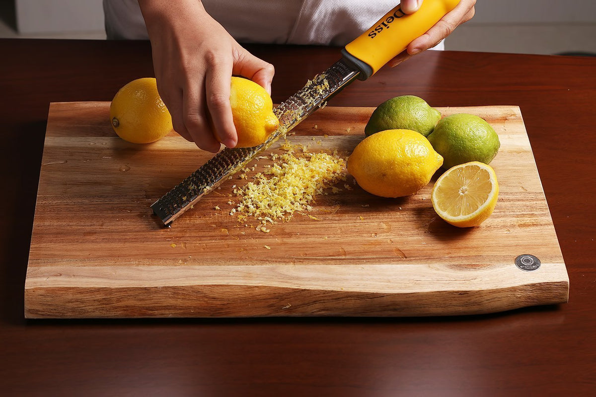 Close-up of Deiss PRO blade highlighting rust-resistant stainless steel quality.