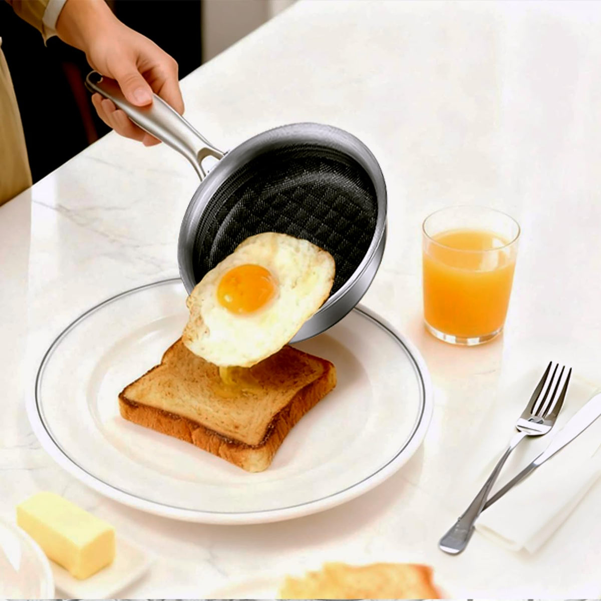 DELARLO 5.5-inch pan heats quickly, saving energy on busy mornings