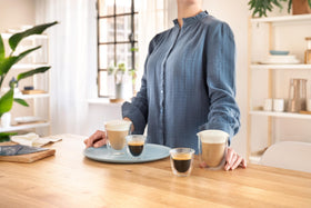 De'Longhi cappuccino glass 270ml, transparent glass supporting measuring and layering.