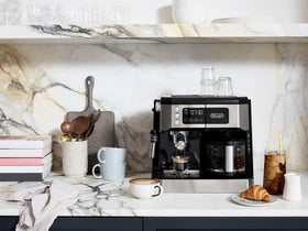 Delonghi COM532M 10-cup glass pot keeps brewed coffee hot and visible.