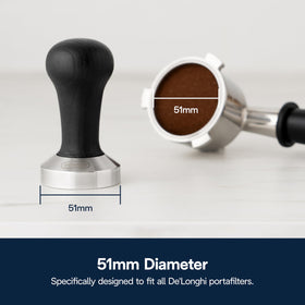 De'Longhi DLSC080 tamper in-portafilter use supports consistent puck prep.