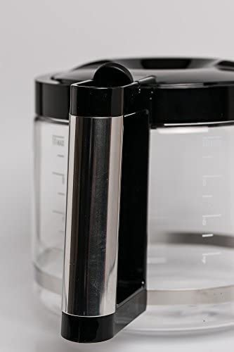 DeLonghi glass coffee carafe spout closeup for precise pouring and reduced drips.