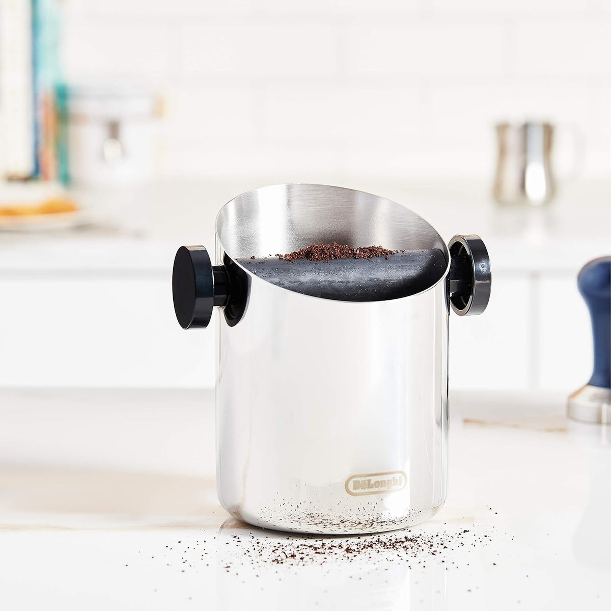 De'Longhi knock box anti-slip base keeps it steady on the counter.