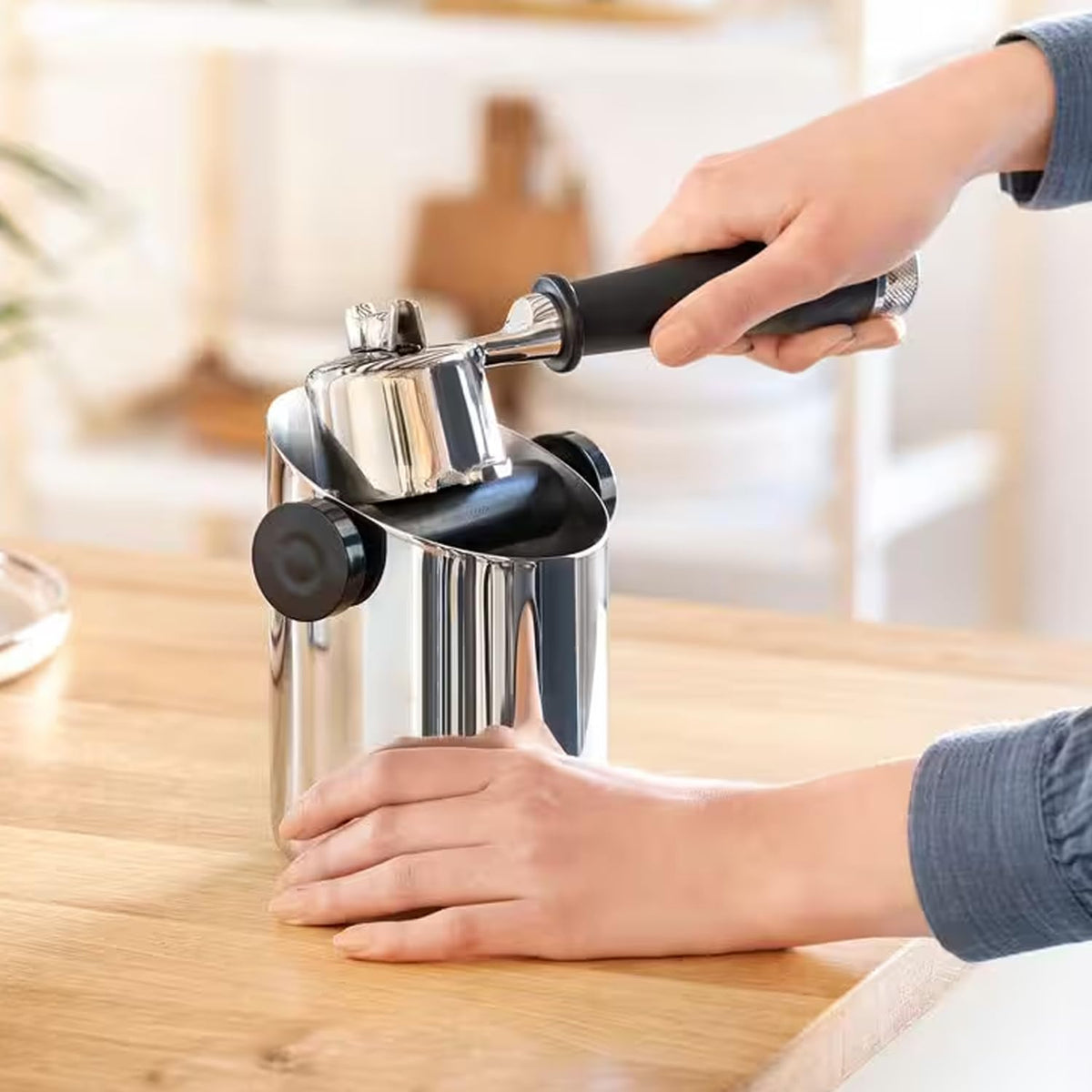 De'Longhi knock box four-inch diameter fits compact espresso setups.