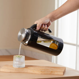 Delove pitcher in gift-ready packaging, ideal for celebrations.