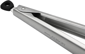 Devico ergonomic handle design provides comfortable grip during flipping and serving.