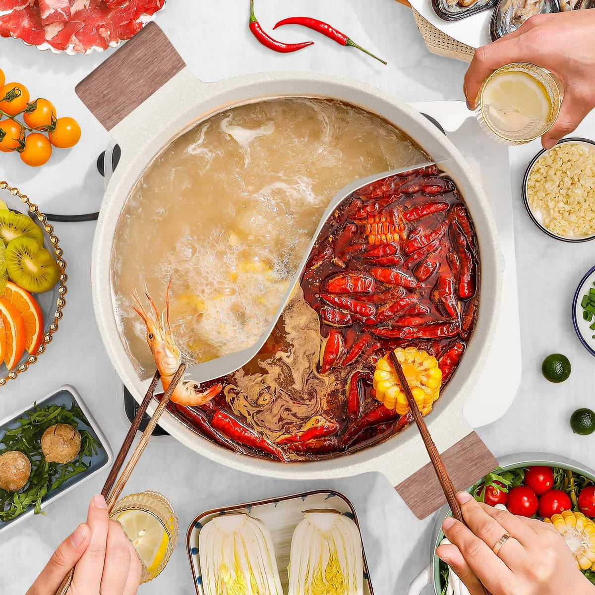 DEZIN nonstick coating interior enables easy release and quick clean-up after cooking.