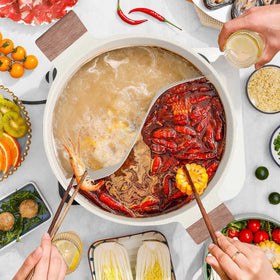 DEZIN nonstick coating interior enables easy release and quick clean-up after cooking.