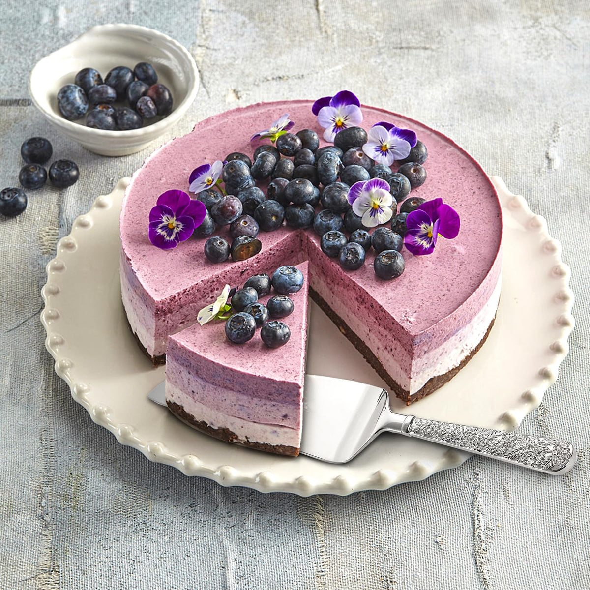 Dicunoy cake cutlery with mirror finish enhances table presentation.