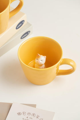 DIHOclub 3D cat mug shows a smiling feline peeking from the bottom
