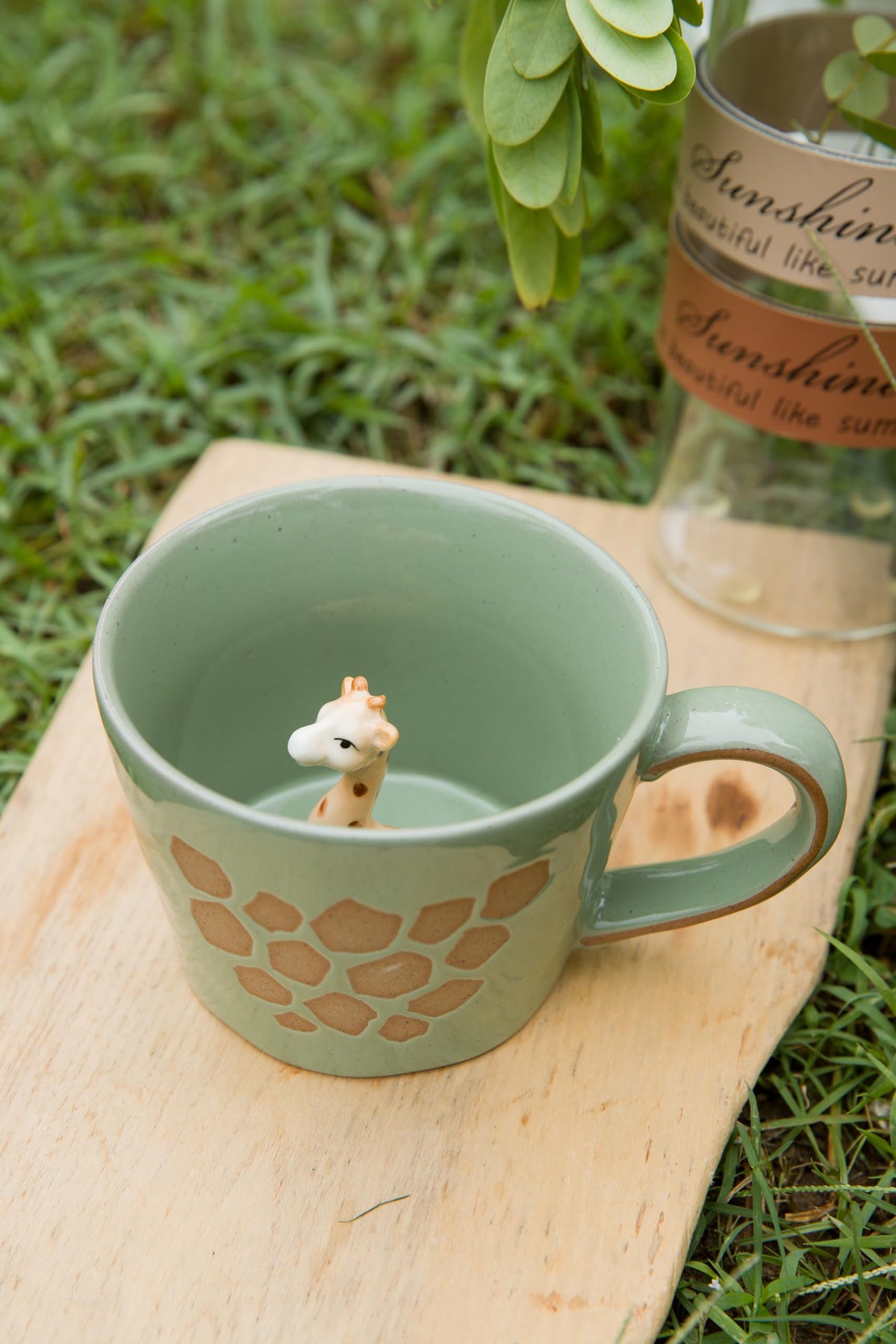 DIHOclub 3D giraffe inside mug adds playful desk charm.