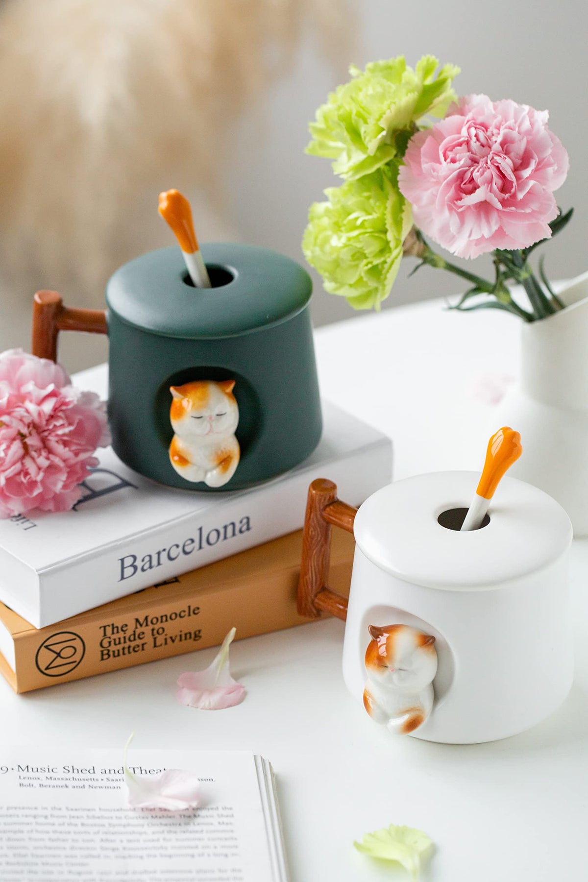 DIHOclub Adorable 3D Cat Mug includes claw spoon for stirring.
