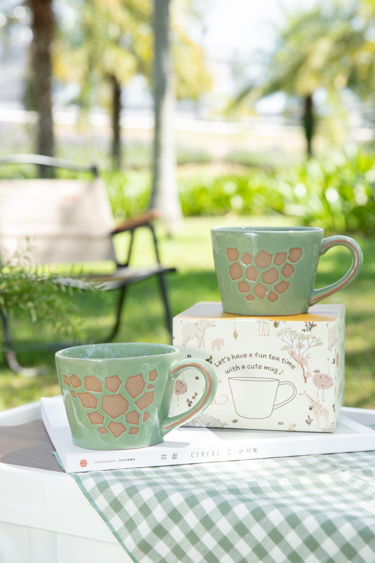 DIHOclub giraffe mug with cheerful 3D interior design.