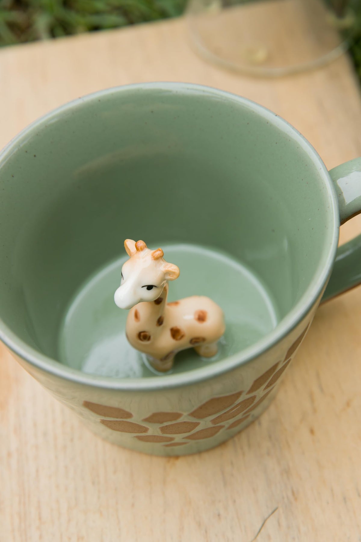 DIHOclub hand-painted wild animal mug featuring a smiling giraffe inside.