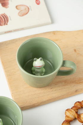 DIHOclub handmade garden series frog mug close-up showing craftsmanship