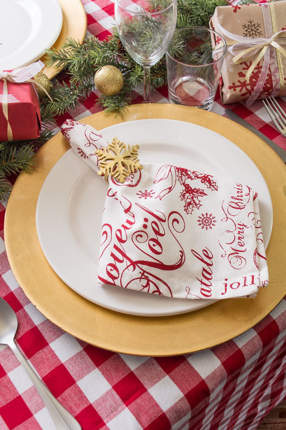 DII checkered tablecloth suited for indoor and outdoor use.