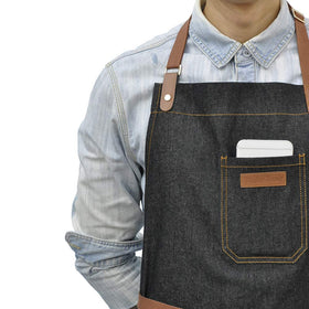 DingSay Trendy wide-coverage apron demonstrates full protection from spills.
