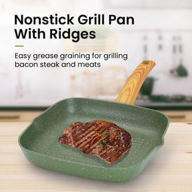 DishDelight green 1.5qt saucepan with lid for sauces and reheating.