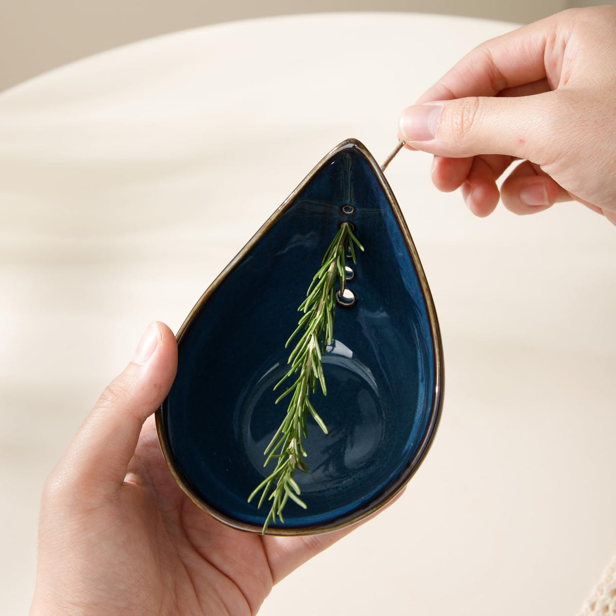 Dneuoir ceramic glaze finish emphasizing dishwasher-safe cleaning.