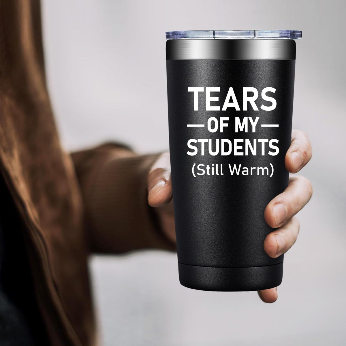 DOEARTE 20oz tumbler outdoor-scene—keeps drinks at the right temperature outdoors.
