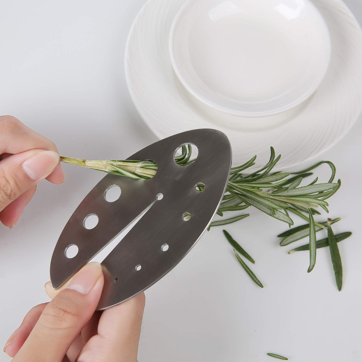 DOMG kale leaf stripper demonstrates efficient stripping for fresh greens.