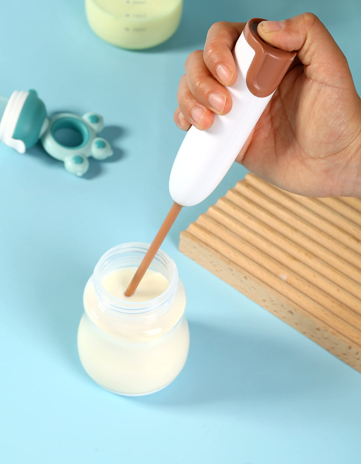 DOOBAANN handheld electric baby formula mixer in white, side view, ergonomic grip.