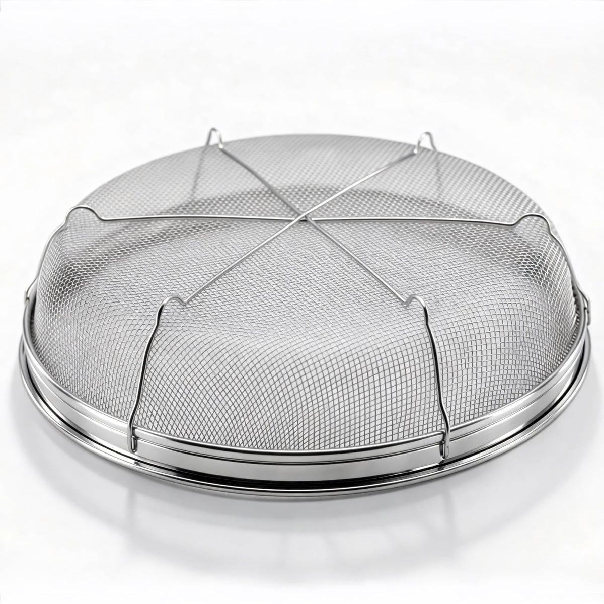 DOPMEP stainless steel colander with resting base for stable use.