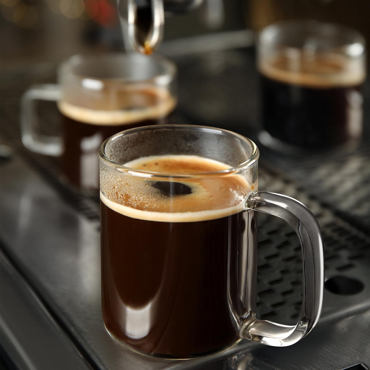 DRASTAR borosilicate glass withstands temperature shifts for hot or iced drinks.