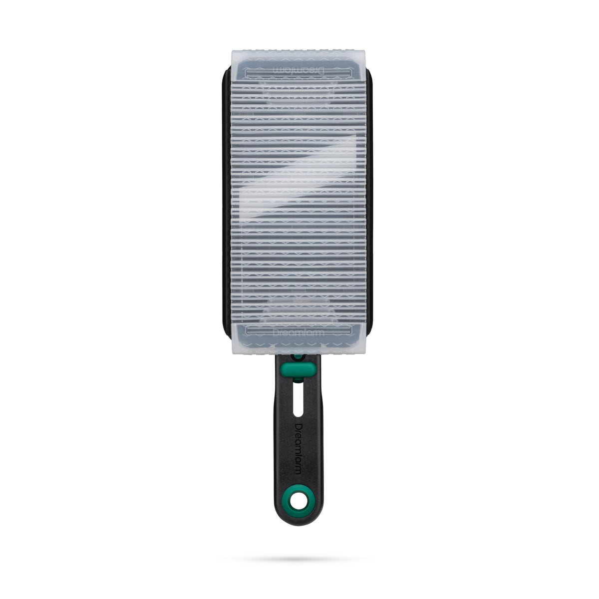 Dreamfarm Nocutu finger-guard-track demonstrates slip-free safe slicing.