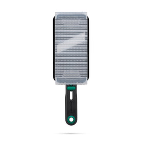 Dreamfarm Nocutu finger-guard-track demonstrates slip-free safe slicing.
