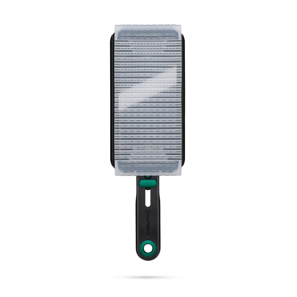 Dreamfarm Nocutu finger-guard-track demonstrates slip-free safe slicing.