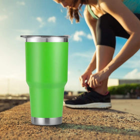 D·S 30 oz green tumbler splash-proof lid in travel use