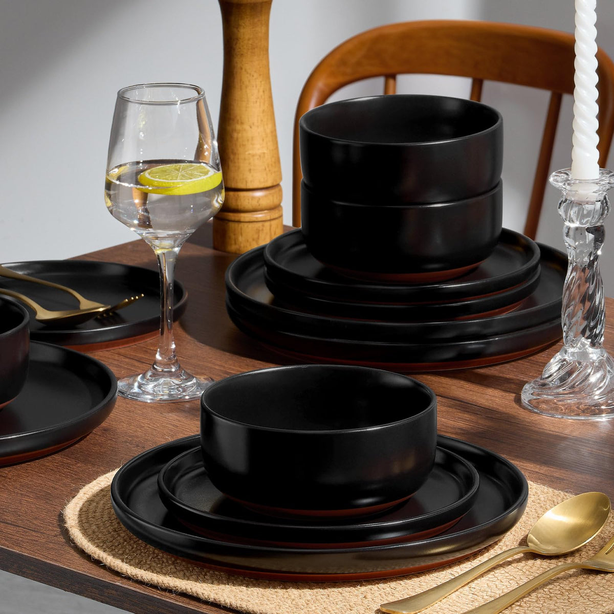 E-far dessert plate 8-inch with terracotta base and sleek glaze.