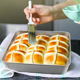 E-far dishwasher-safe pans simplify cleanup after baking sessions.