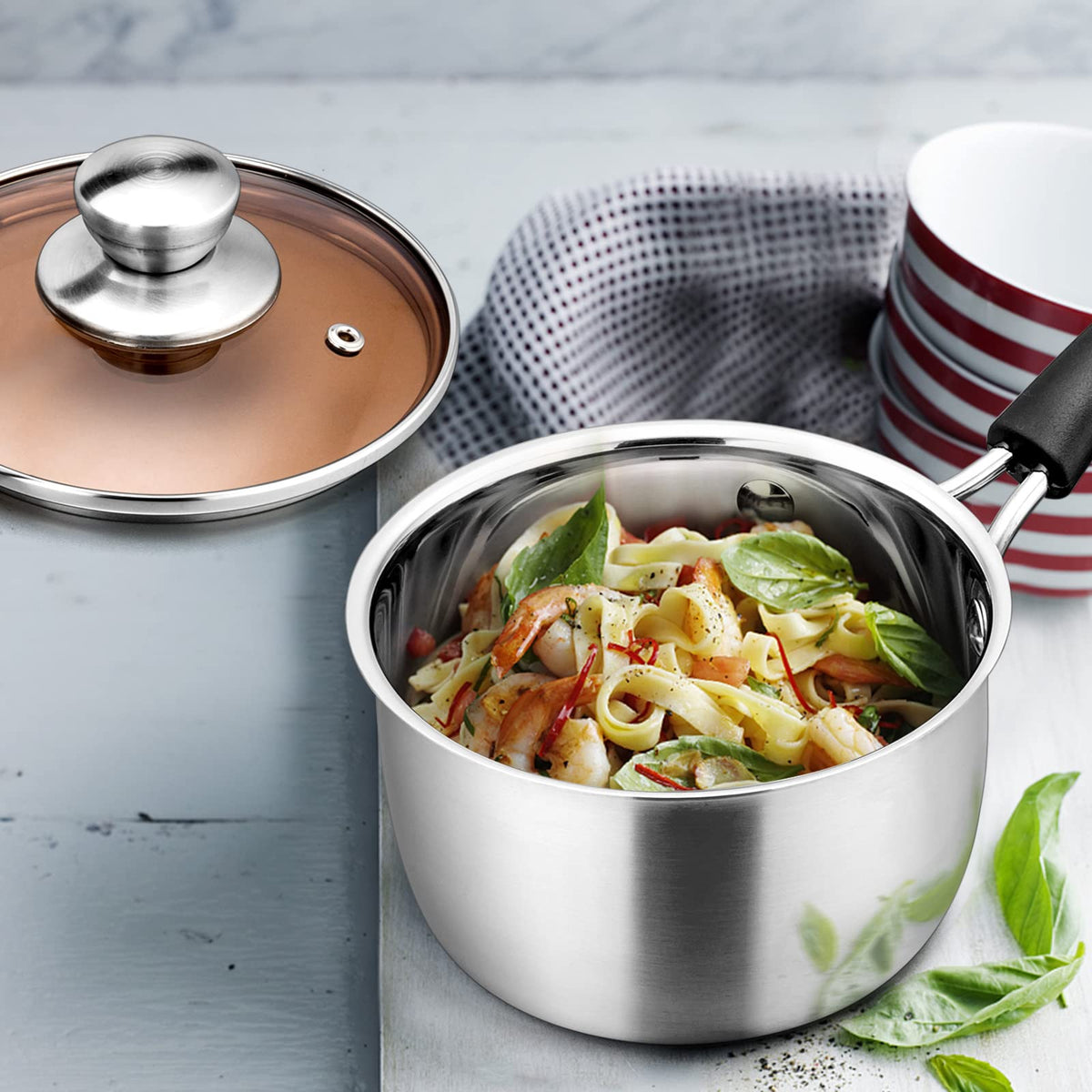E-far saucepan pouring edge highlights easy pouring and mess-free use.
