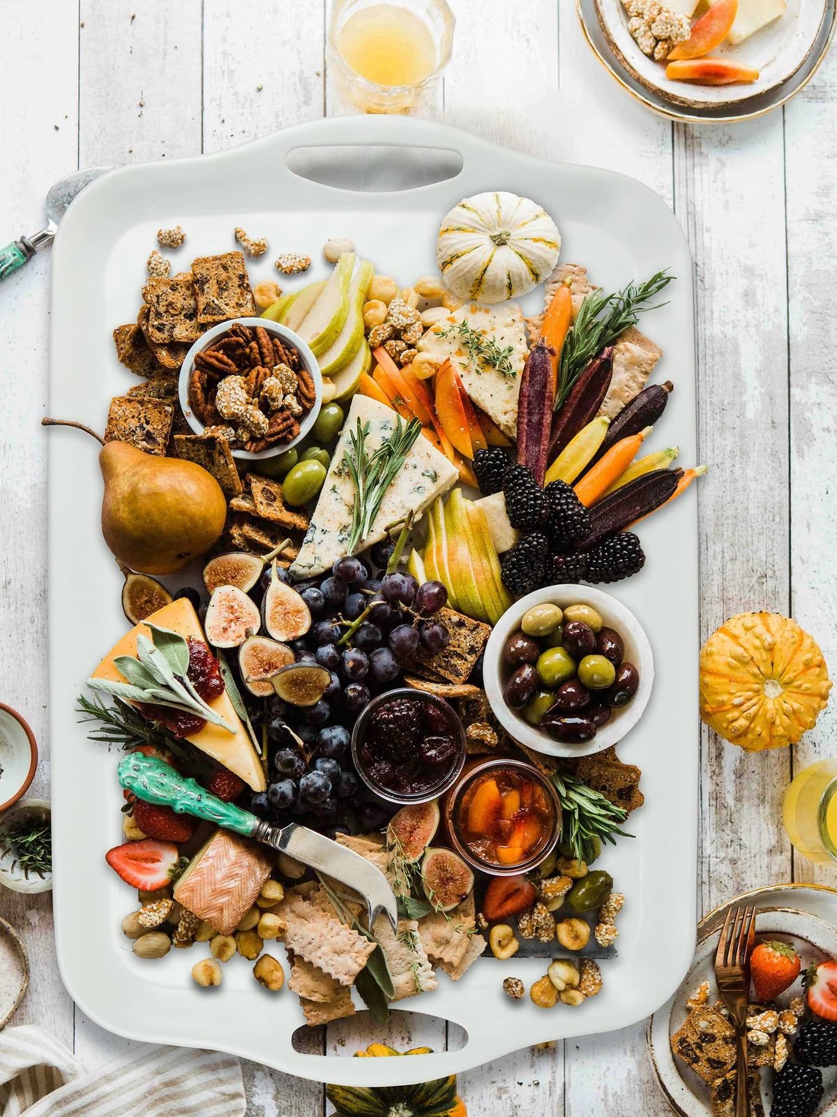 Dishwasher-safe ECOIOU tray, easy to clean after meals.