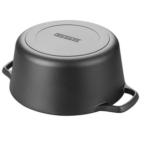 Edging Casting dutch oven with lid simplifies multitask meals from stews to baking.