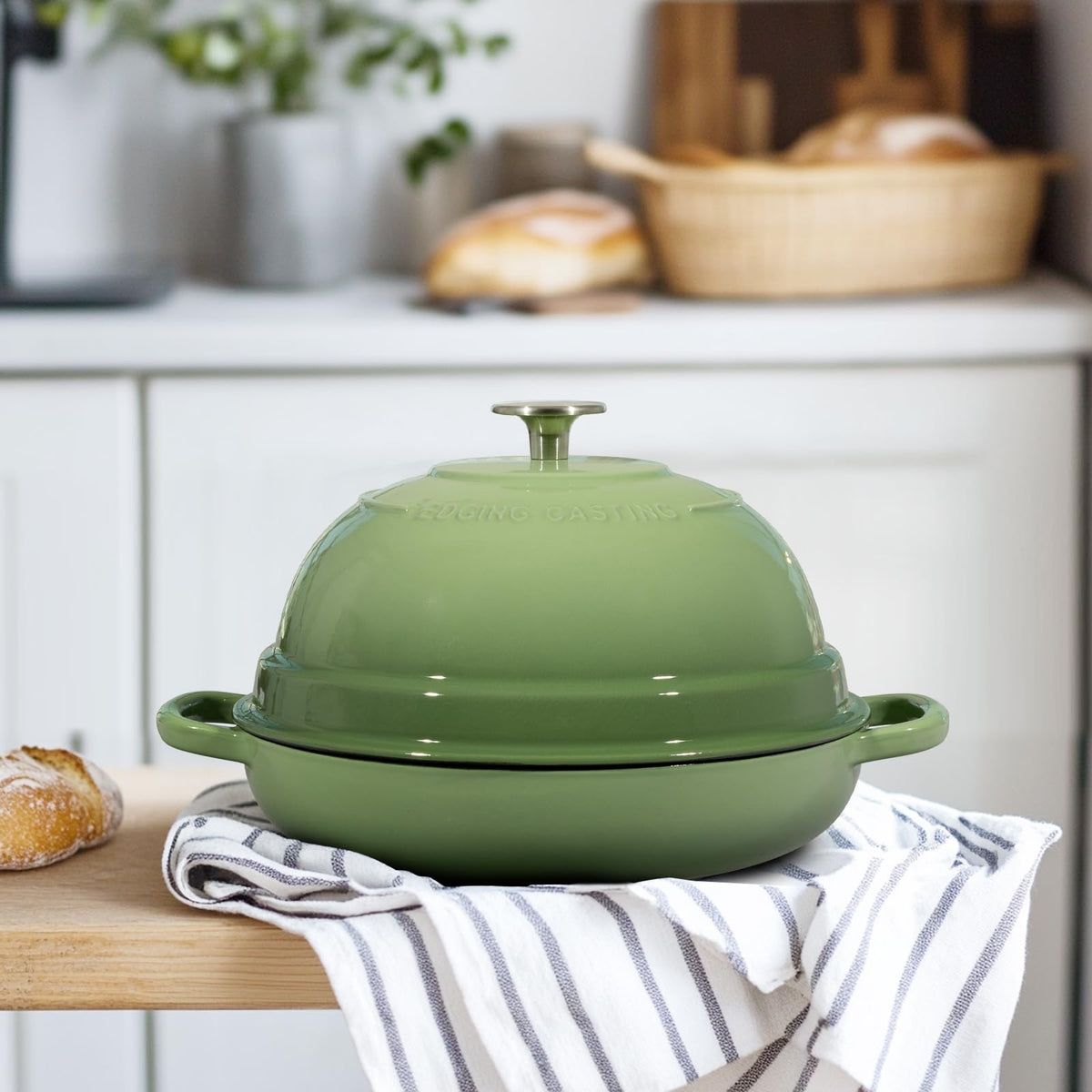 Edging Casting oven-safe to 500°F supports gas, induction, ceramic cooking