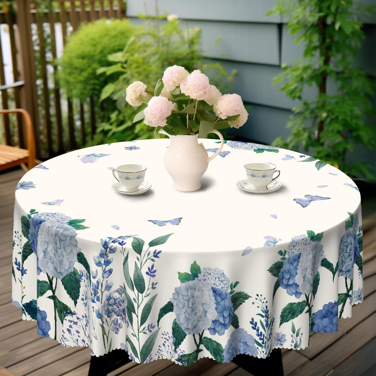 Eikione waterproof polyester tablecloth protects surfaces from spills