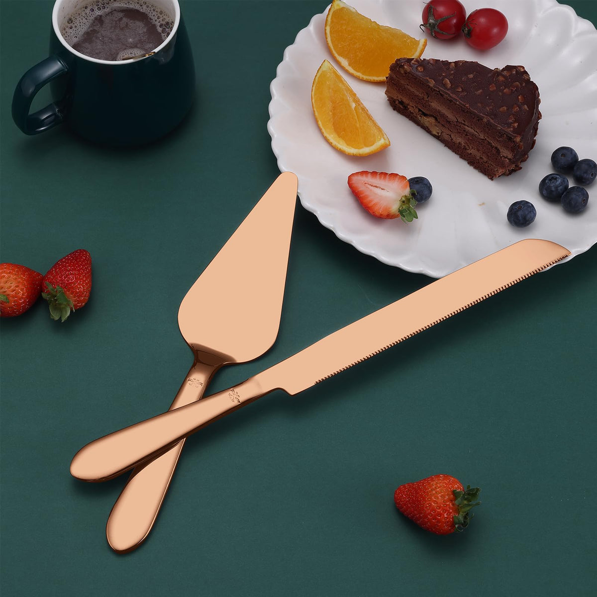 Eisinly rose-gold cake knife close-up showing smooth edge for clean slices