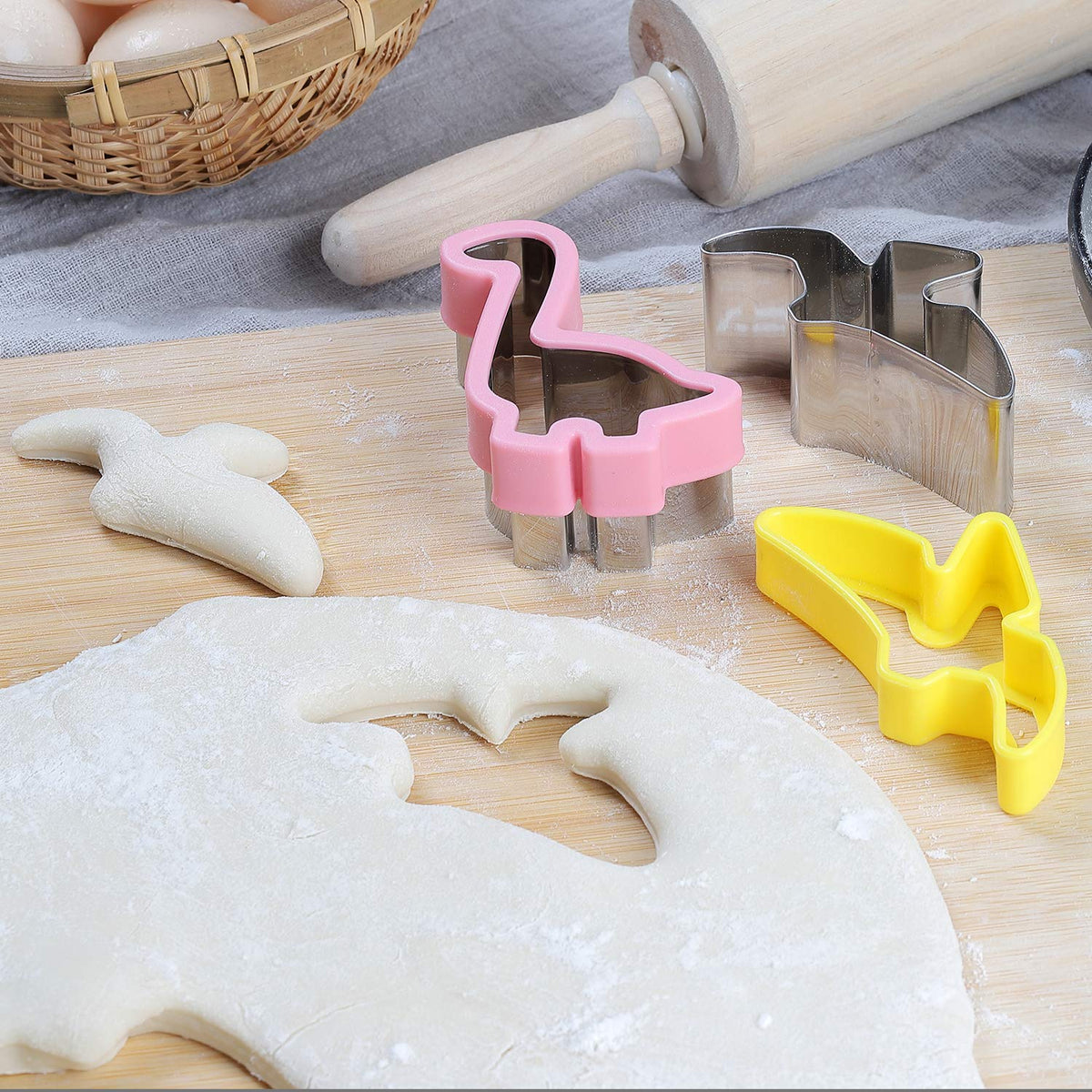 Elfkitwang Dinosaur Claw small cutter for playful snack bites.