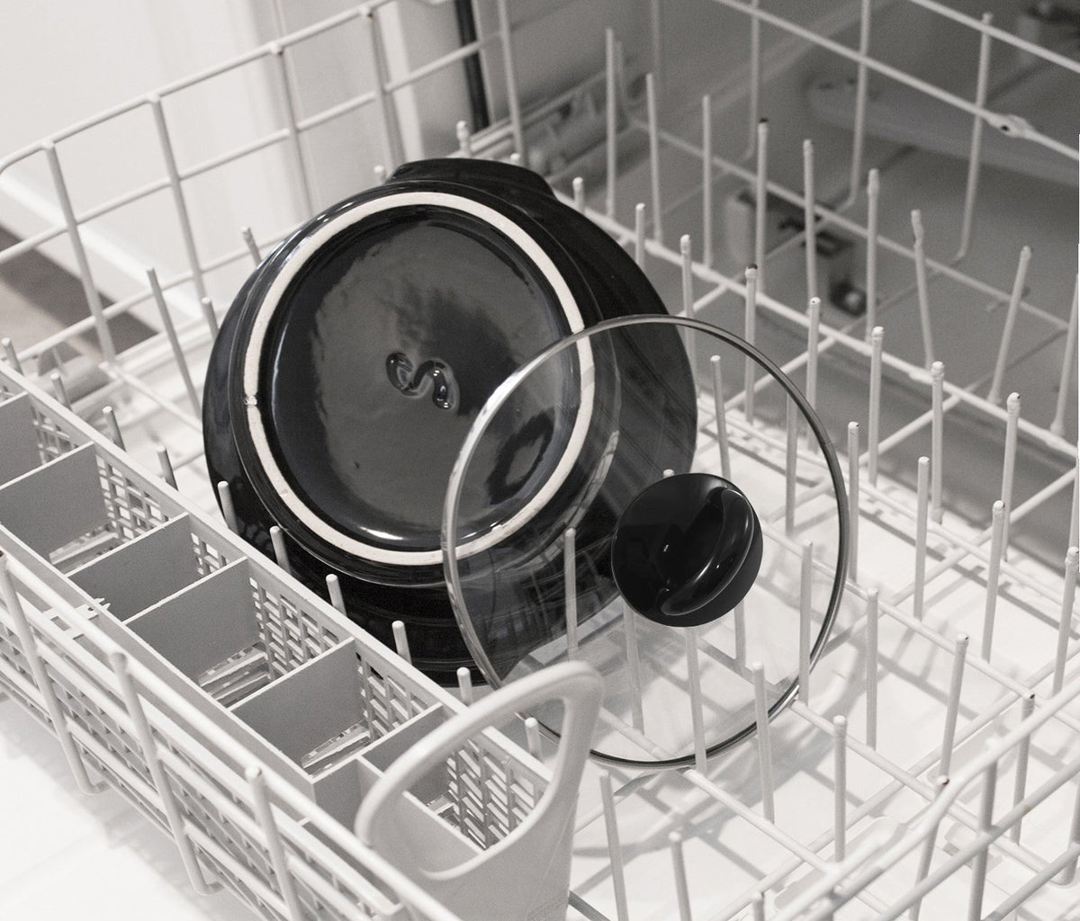 Elite Gourmet MST-350B cool-touch handles for safe transport from kitchen to table