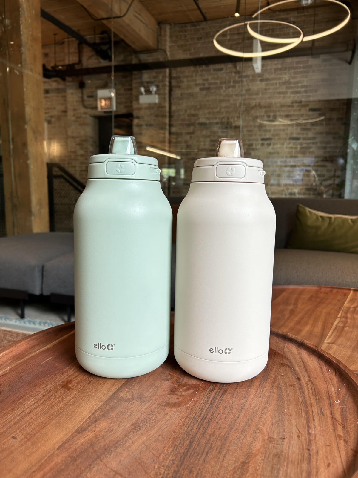 Ello Hydra locking lid prevents spills during travel.